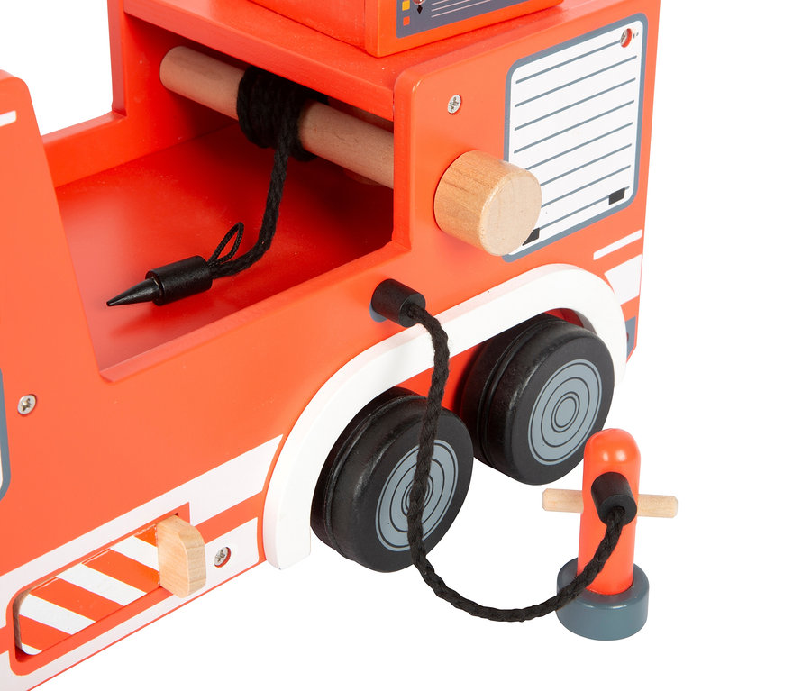 Detail eines roten Holzfeuerwehrautos mit schwarzen Rädern und Schlauch.