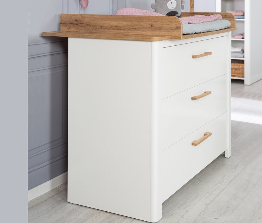 Detailansicht einer Kommode aus dem roba Kinderzimmer-Set »Ava« mit Bett, Wickelkommode, Schrank.