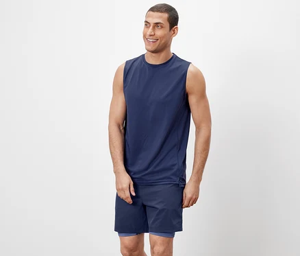 Mann trägt ein Tanktop und Shorts.