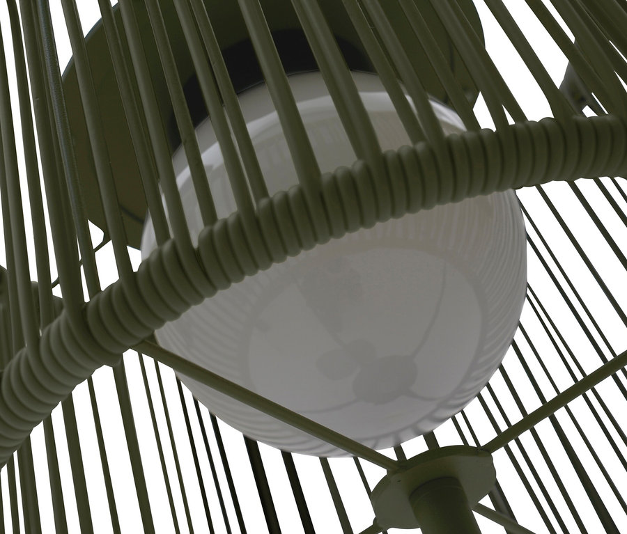 Detailaufnahme einer grünen Leco Solar Stehlampe mit integriertem Tisch.