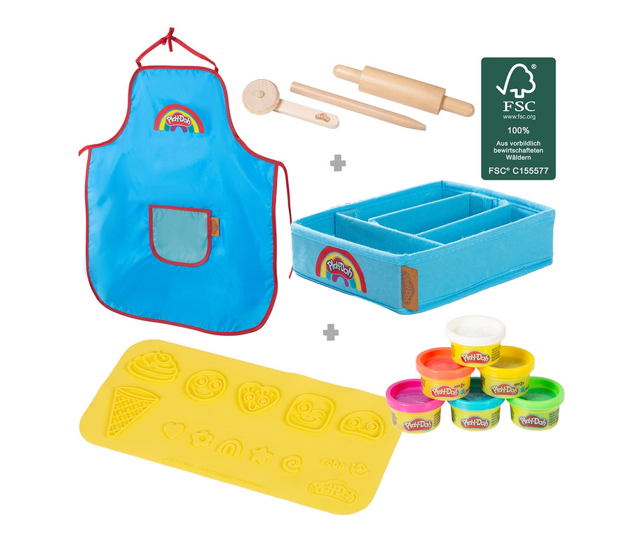 Play-Doh Set mit blauer Schürze, gelber Matte, Holzroller und bunten Knetbechern.