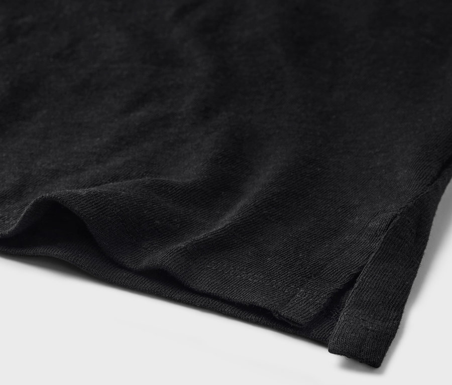 Detailaufnahme eines schwarzen Shirts aus Leinenmix.