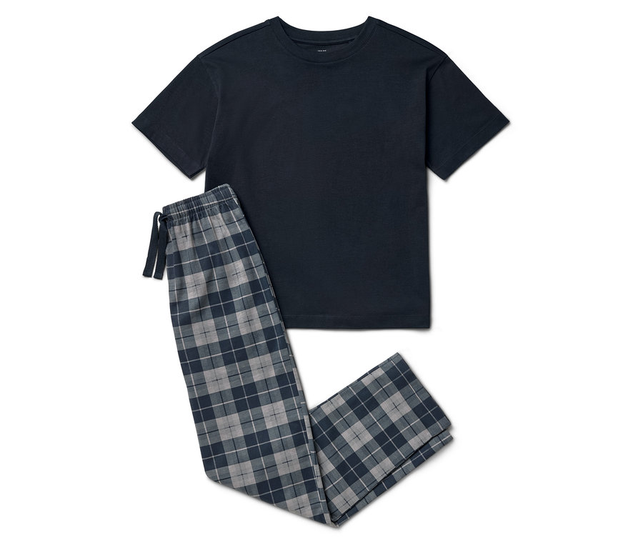 Ein dunkelblaues T-Shirt und eine grau karierte Pyjamahose liegen auf einem weißen Hintergrund.