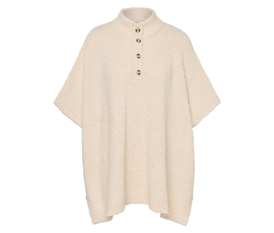 Ein beiger Kuschel-Poncho mit Kragen und Knopfleiste.