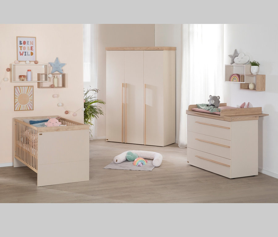 Ein Kinderzimmer mit einem Gitterbett, einer Kommode und einem Kleiderschrank in Creme und Holzoptik. An der Wand Regale und Dekoration. roba Wandregal, Kaschmir.