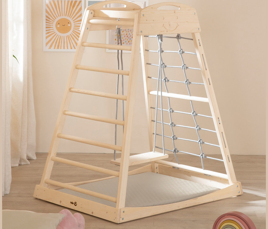 Kinderspielstruktur mit Leiter, Netz und roba Spielmatte »Luxe«.