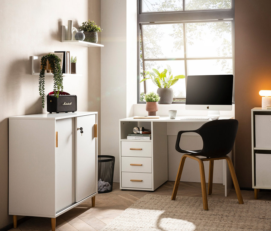 Zimmer mit weißem Tisch, Computer, schwarzem Stuhl und zwei weißen Regalen »Torge«.