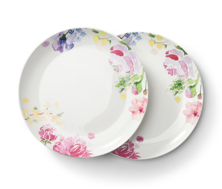 Zwei weiße Teller mit Blumenmuster.