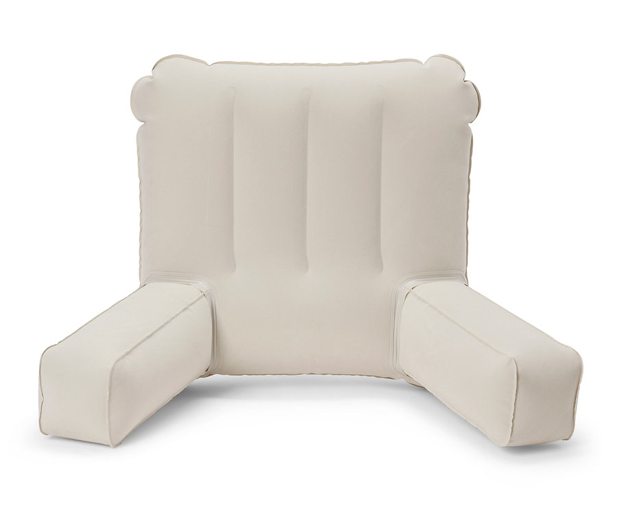 Ein cremefarbenes Lesekissen mit Armlehnen auf weißem Hintergrund.