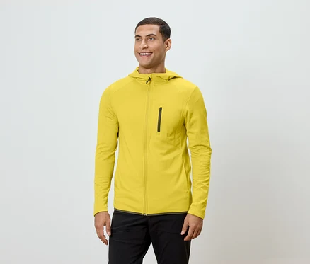 Mann trägt eine gelbe Kapuzenjacke und eine schwarze Hose.