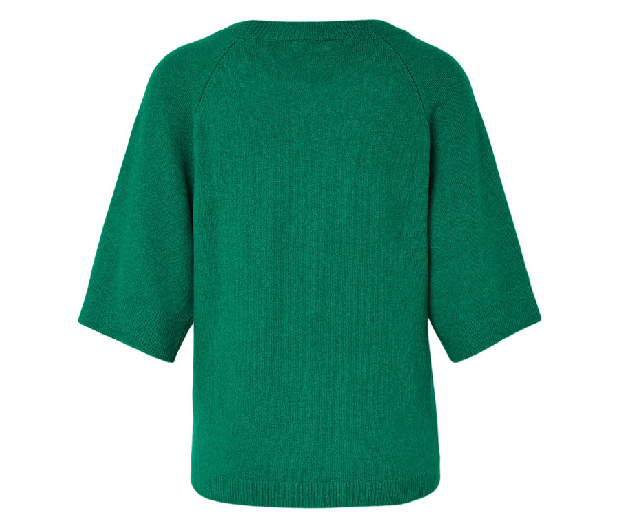 Grüner Pullover mit kurzen Ärmeln.