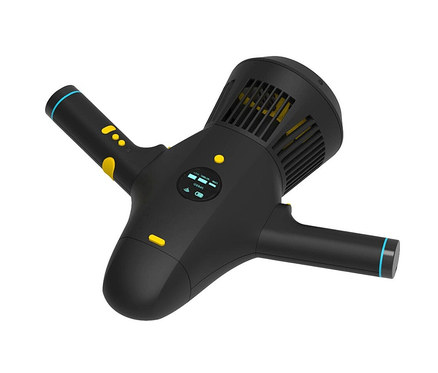 Nahaufnahme des Spinera Underwater Powerfin Scooters. Er ist schwarz mit gelben Akzenten und einem Display.