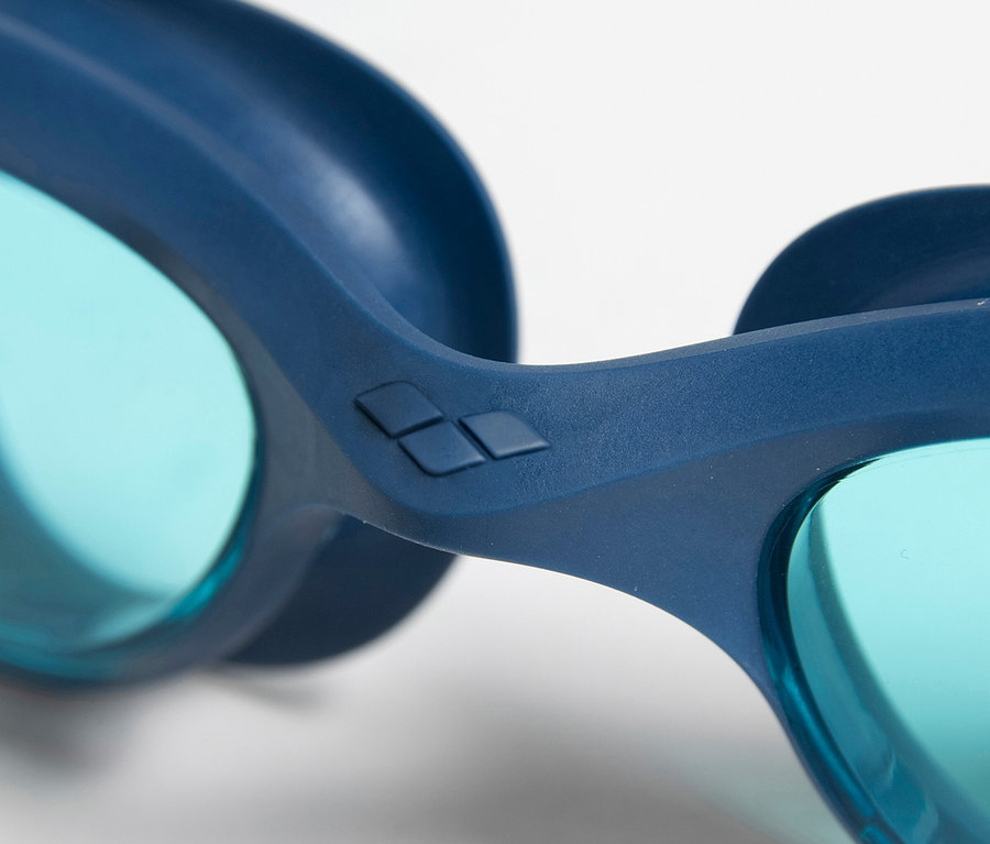 Detailaufnahme einer blauen arena Kinder-Schwimmbrille The One JR.