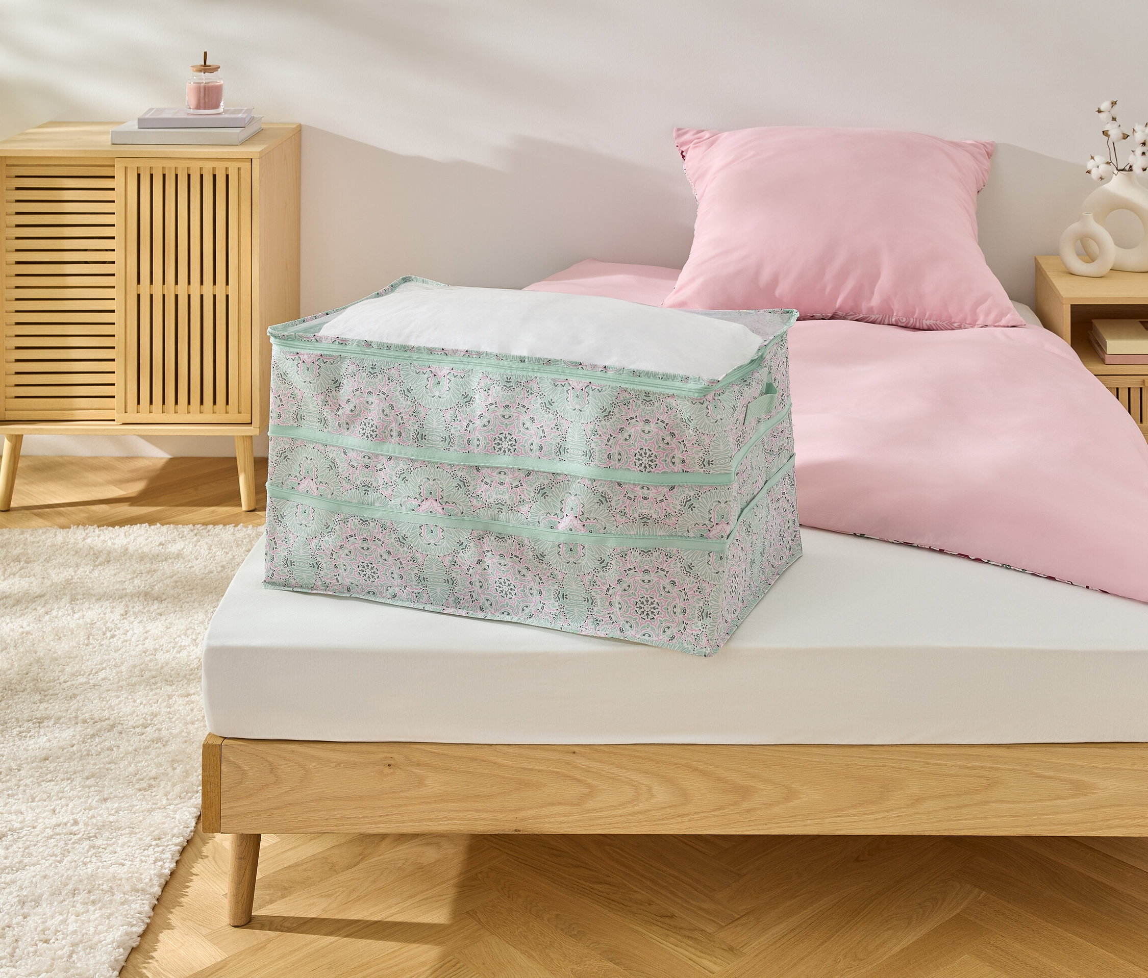 Ein Jumbo-Aufbewahrung liegt auf einem Bett.