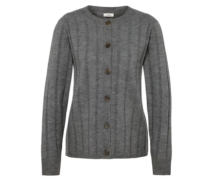 Graue Strickjacke mit braunen Knöpfen.
