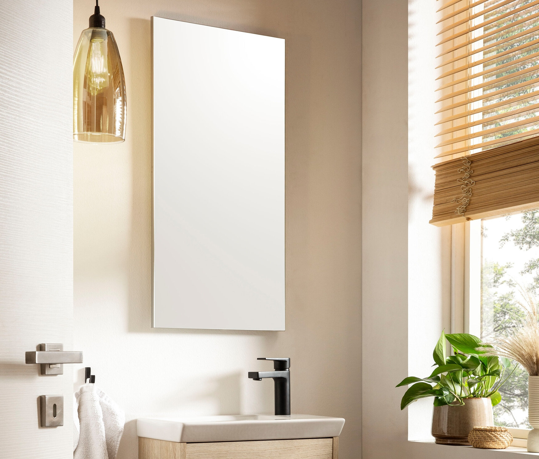 Badezimmer mit Waschtisch und darüber hängendem Spiegel »Mads 400«.