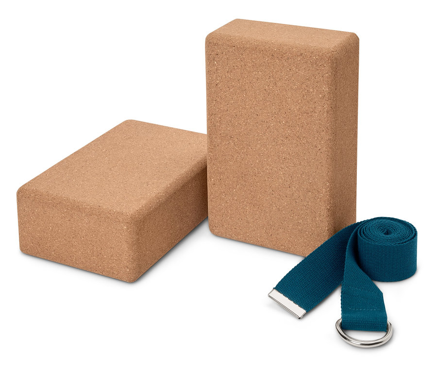 Zwei Yoga-Blöcke aus Kork und ein blauer Yoga-Gurt.