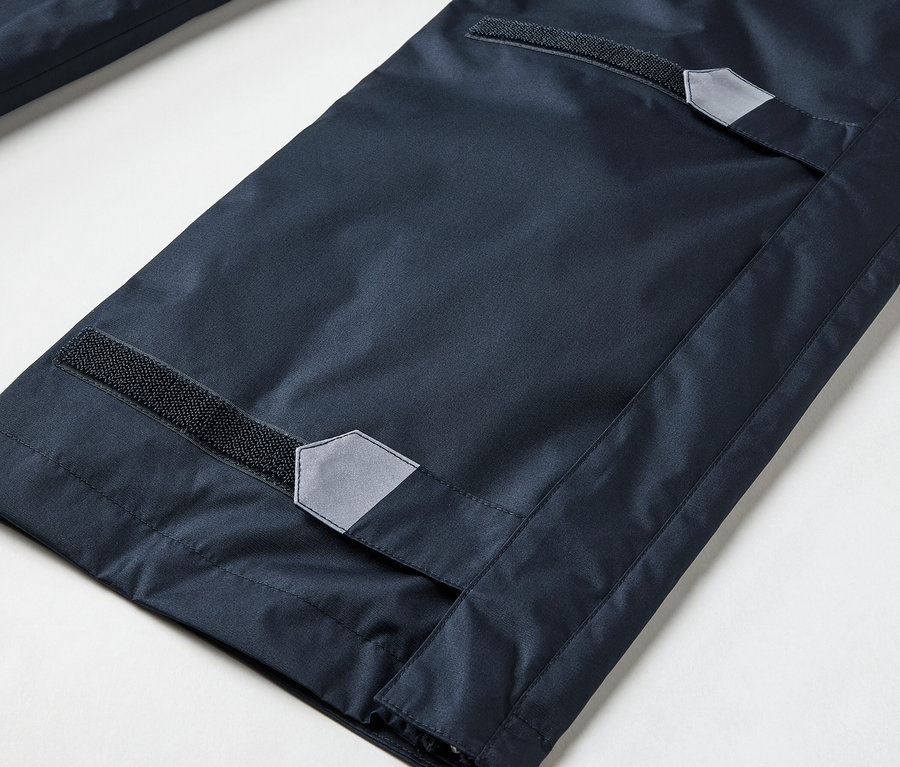 Detailaufnahme einer High-Tech-Regenhose mit durchgehendem Reißverschluss.