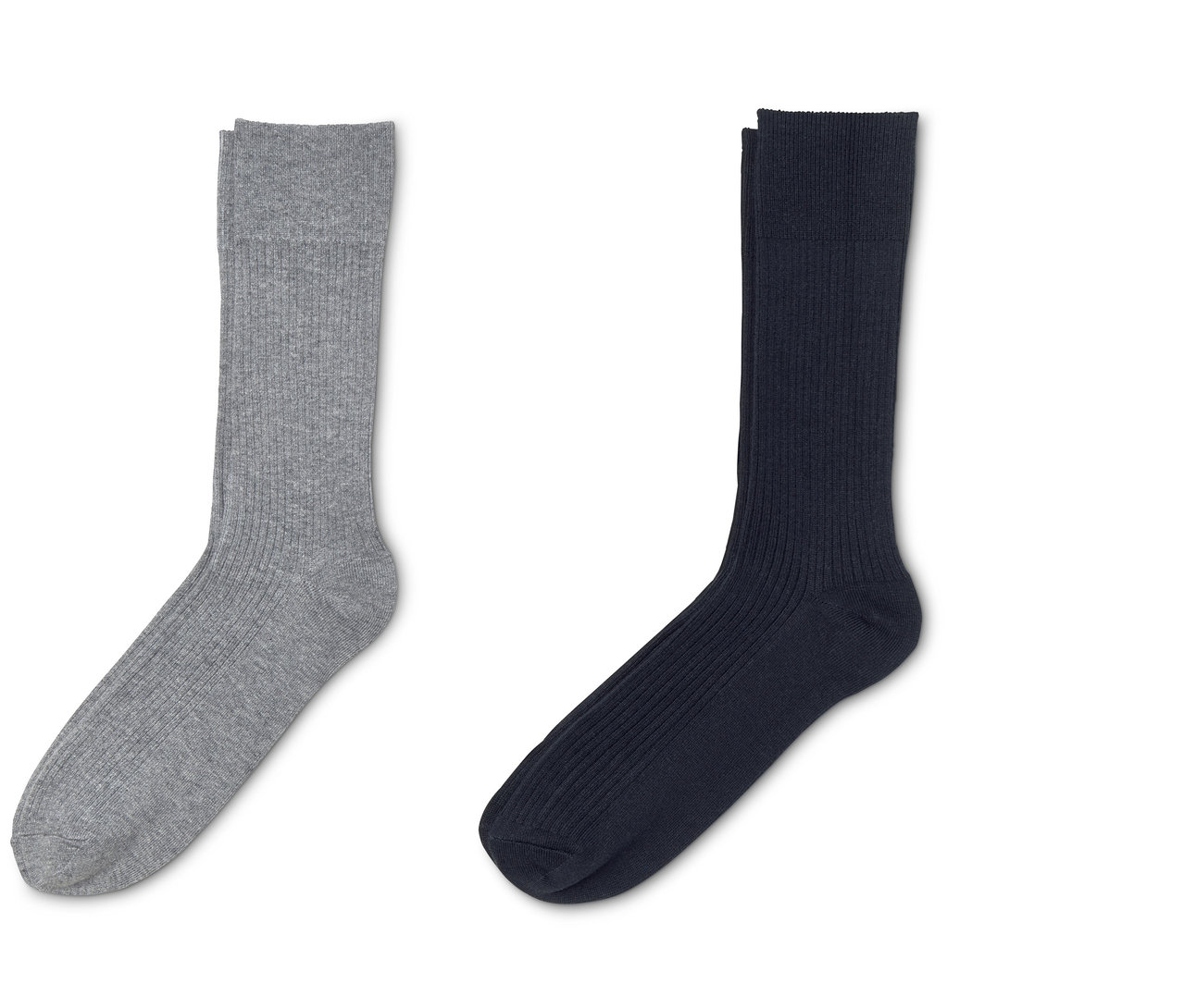 Zwei Paar Socken, ein graues und ein marineblaues.