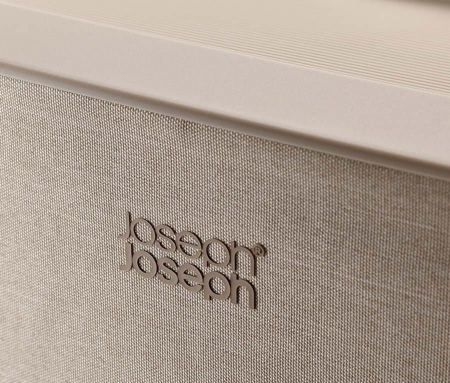 Detail einer beigen Textiloberfläche mit Joseph Joseph Logo.