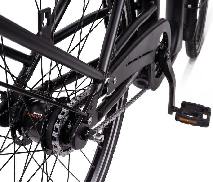 Detailaufnahme vom Hinterrad eines schwarzen HAWK E-City Comfort Fahrrads.