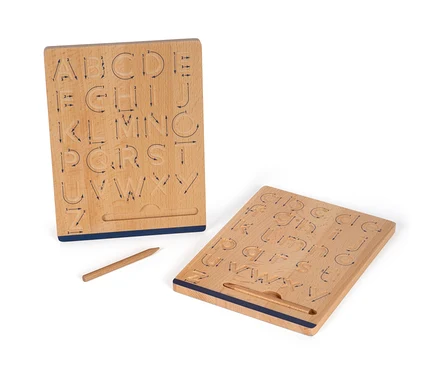 Zwei small foot Schreibtafeln »Educate« mit Alphabet und Holzstift auf weißem Hintergrund.
