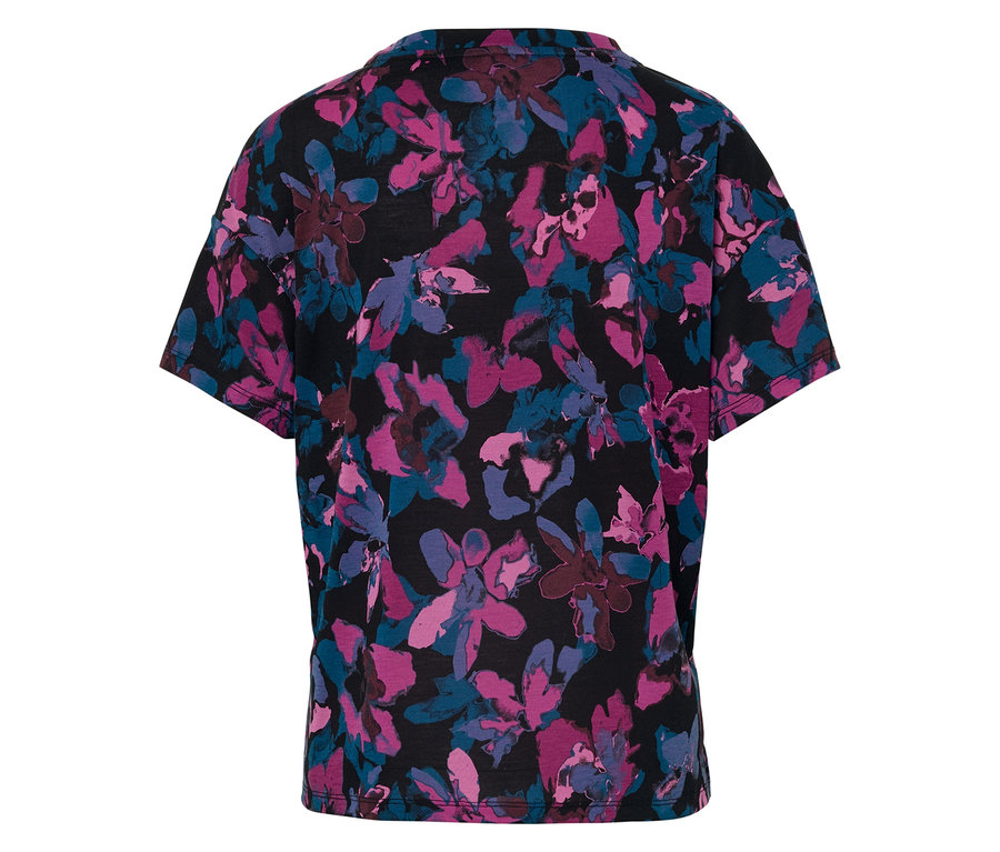 Detailansicht eines schwarzen Kurzarm-T-Shirts mit einem floralen Muster in verschiedenen Lila- und Blautönen.
