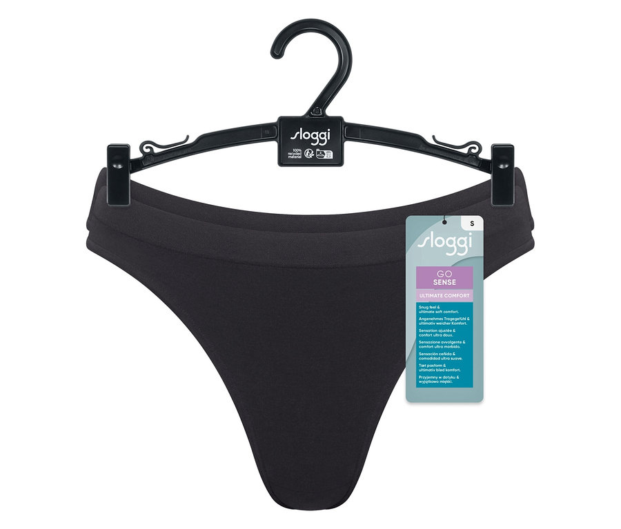 Schwarzer Sloggi Go Sense Slip hängt an einem schwarzen Plastikbügel.
