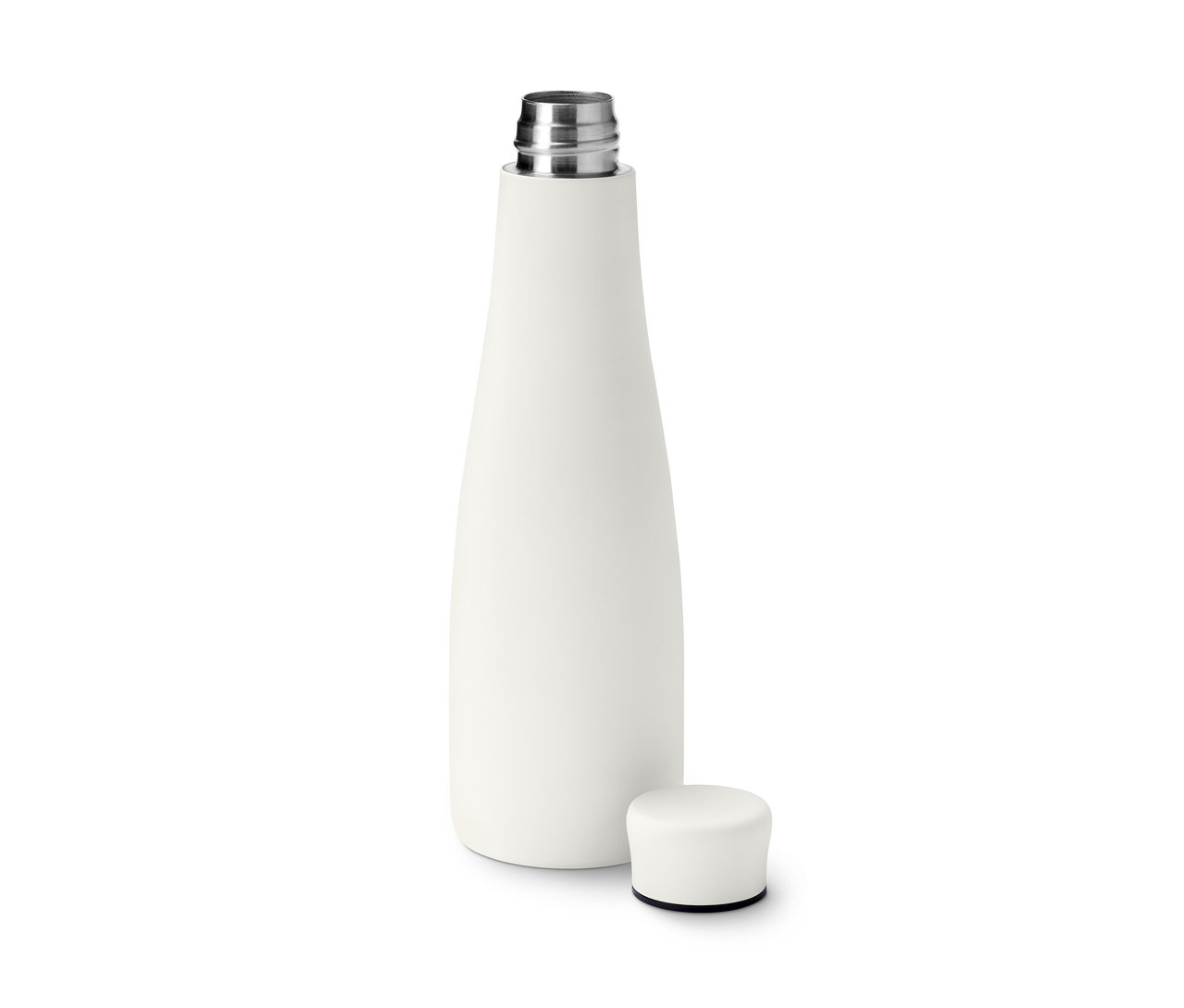 Eine weiße Trinkflasche mit einem silberfarbenen Hals und einem Deckel daneben.