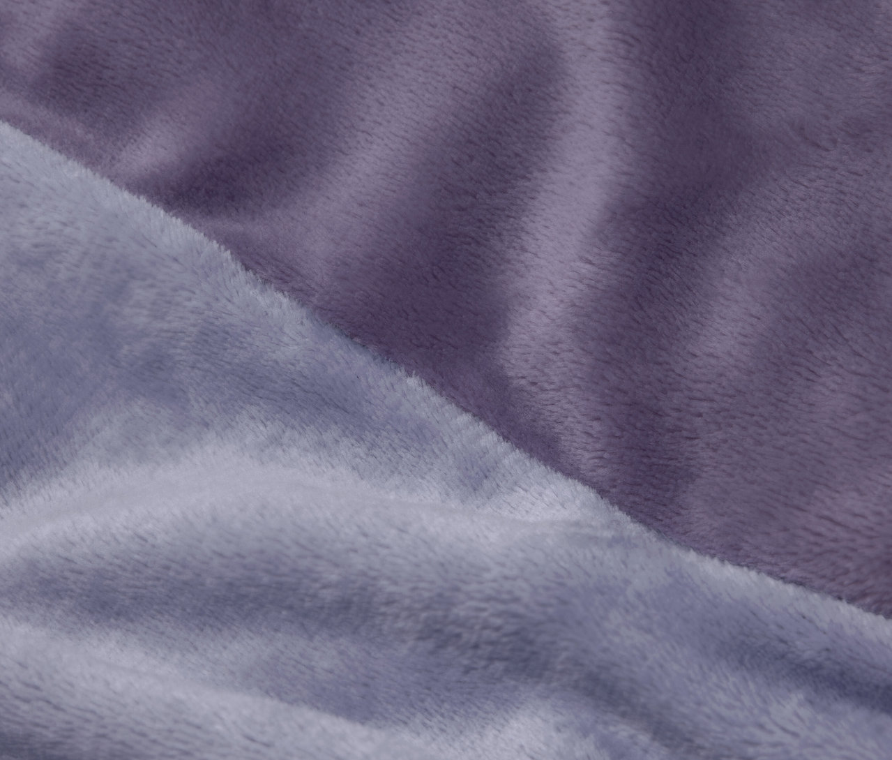 Detailaufnahme eines lila und hellblauen Stoffes mit Textur.