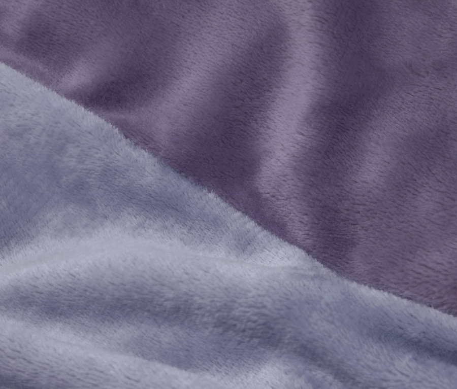 Detailaufnahme eines lila und hellblauen Stoffes mit Textur.