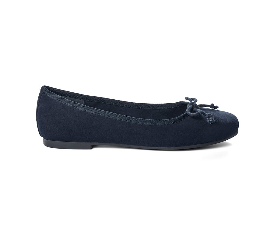 Detailaufnahme von marineblauen Ballerinas.