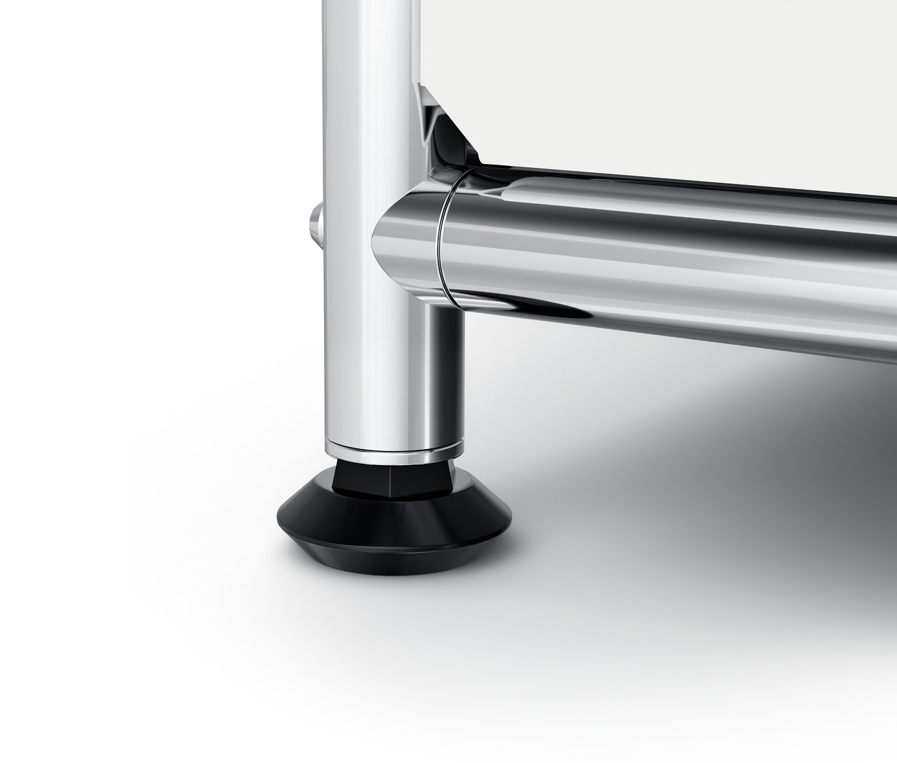 Detailaufnahme eines verchromten Möbelbeins mit schwarzem Fuß.