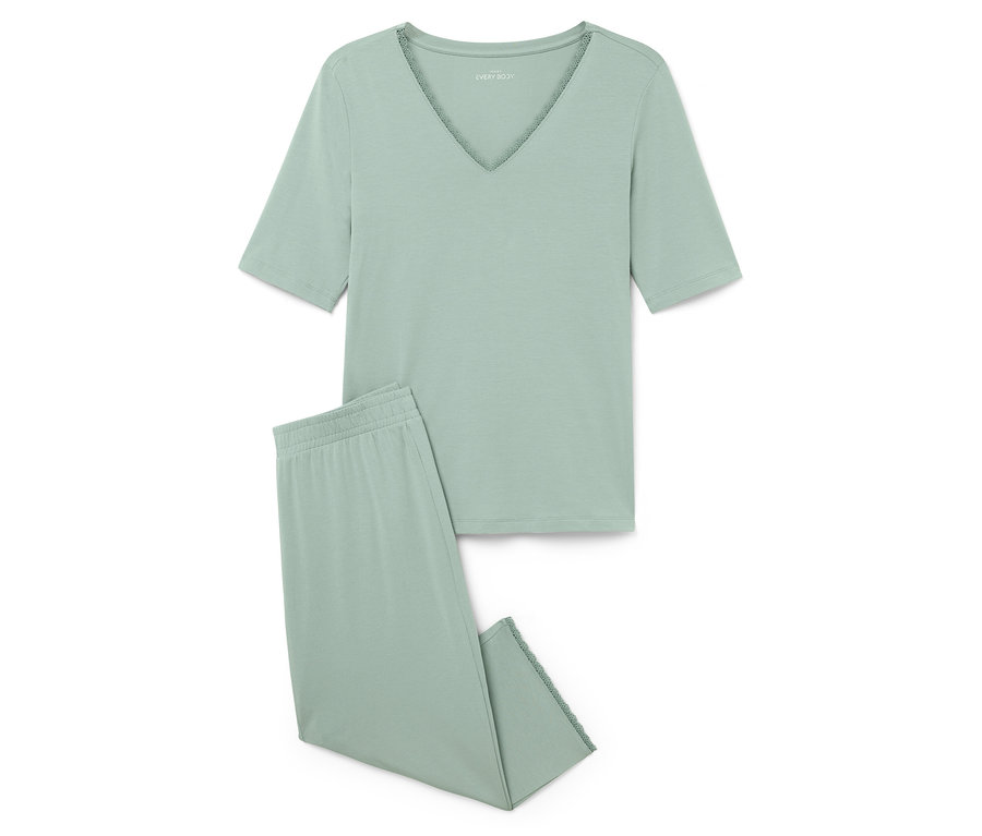 Ein hellgrüner Pyjama, bestehend aus einem kurzärmeligen Oberteil und einer Hose, liegt auf einem weißen Hintergrund.