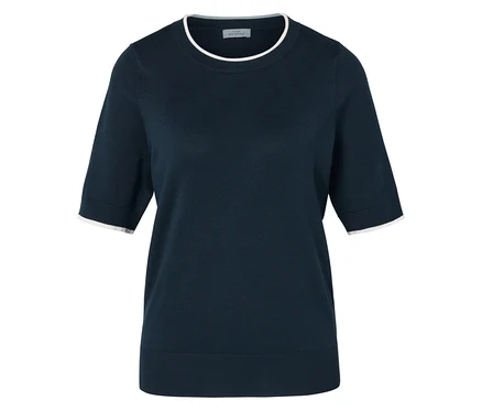 Ein marineblaues T-Shirt mit kurzen Ärmeln und weißer Paspelierung an Hals und Ärmeln.