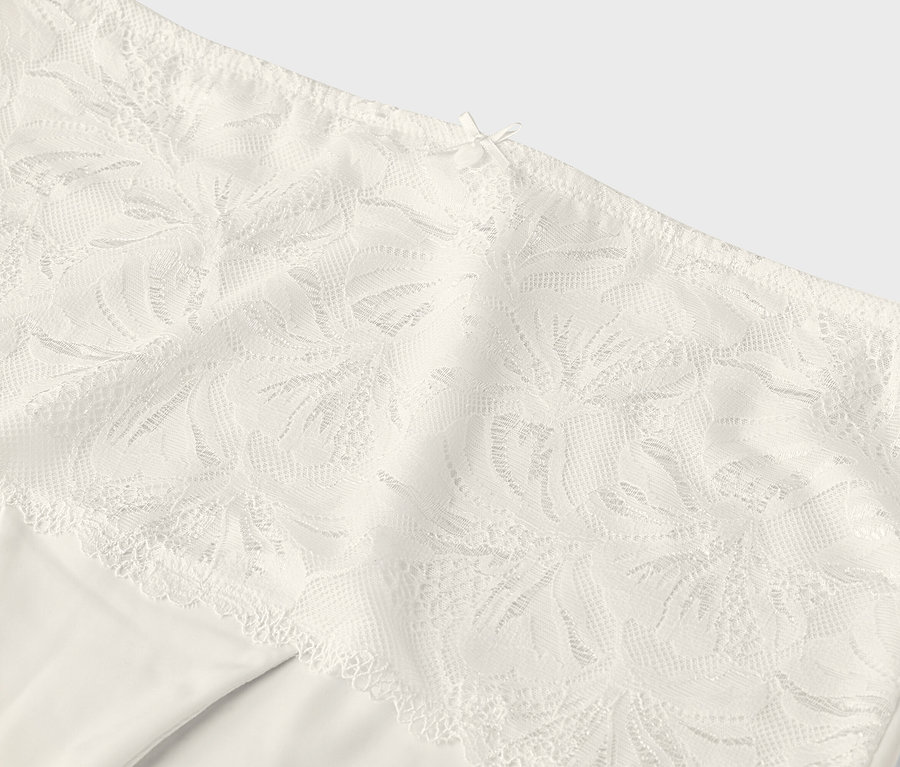 Detailaufnahme von cremefarbenen Höschen mit Spitzenbesatz.