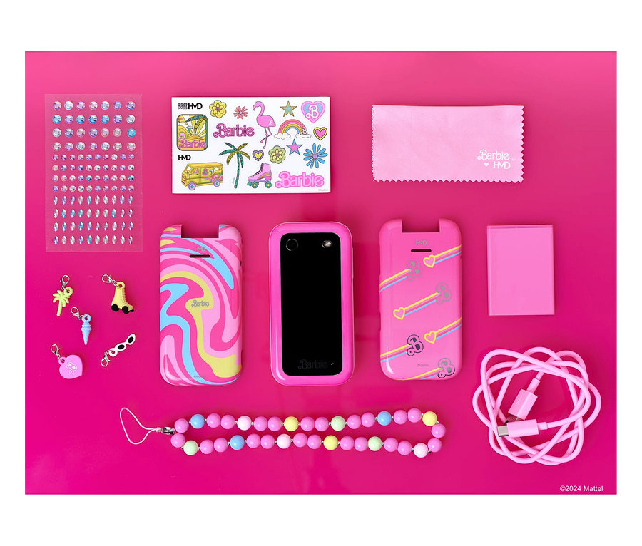 Pinkes HMD Barbie Phone 4G und Zubehör auf pinkem Hintergrund.