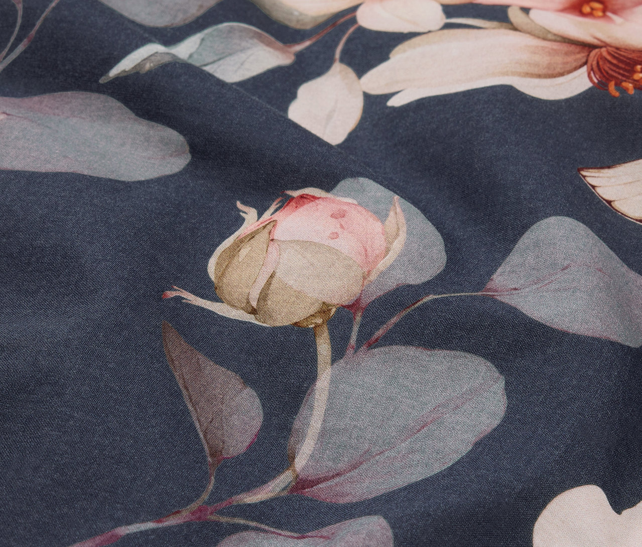 Nahaufnahme der Renforcé-Bettwäsche in Normalgröße mit Blumenmuster.