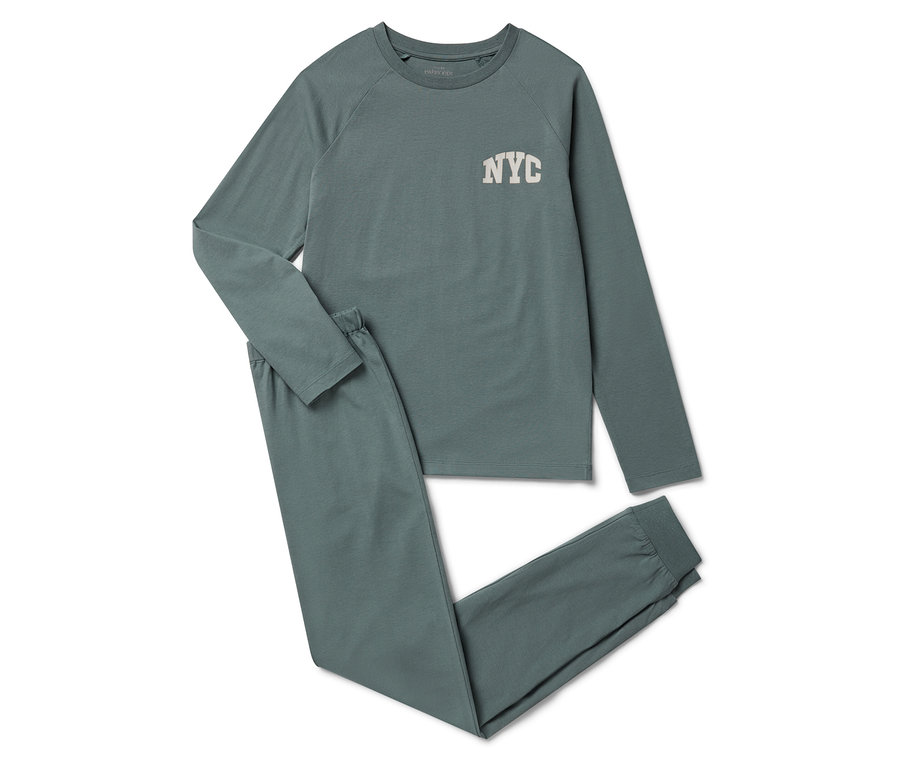 Ein grüner Schlafanzug mit langen Ärmeln und NYC-Aufdruck.