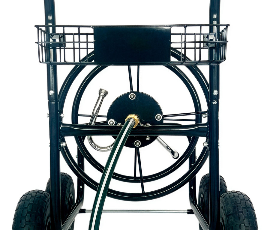 Detailansicht eines schwarzen Schlauchwagens mit Reifen und einem grünen Gartenschlauch, der aufgerollt ist.