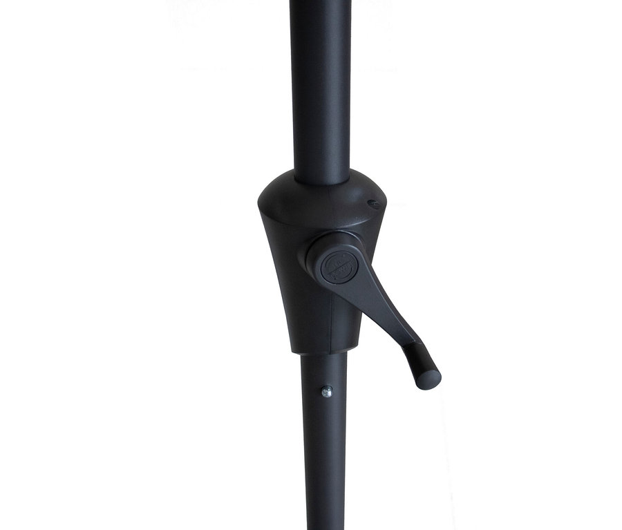 Nahaufnahme des schwarzen Ständers eines Sonnenschirms mit Kurbel.