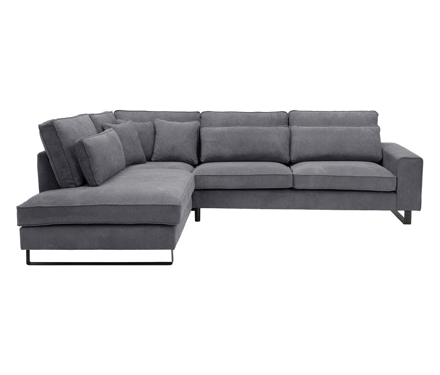 Graues Ecksofa mit schwarzen Metallbeinen und mehreren Kissen.