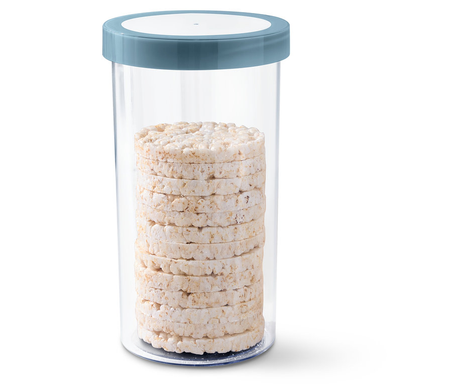Ein durchsichtiger Vorratsbehälter mit blauem Deckel, gefüllt mit Reiswaffeln.