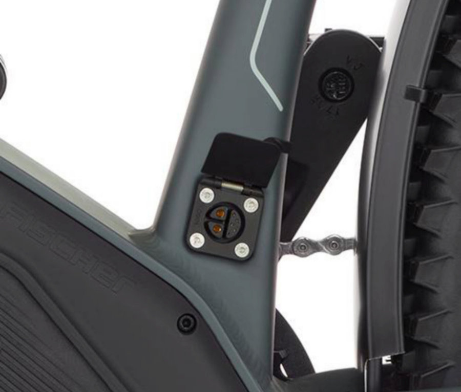 Nahaufnahme des Ladeanschlusses eines FISCHER ATB E-Bike TERRA 6.8i ULTIMATE, 55 cm.