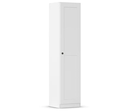 Ein einzelner, schmaler, weißer Schrank steht vor einem weißen Hintergrund.