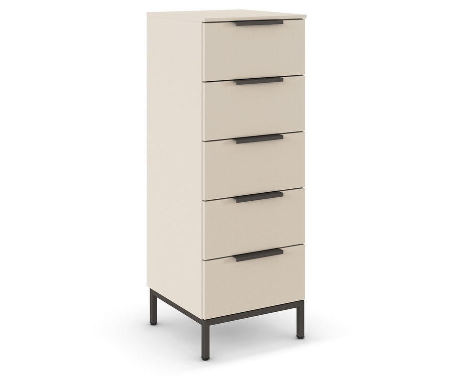 Ein beiger Schrank mit fünf Schubladen und dunklen Griffen steht auf dunklen Metallbeinen.