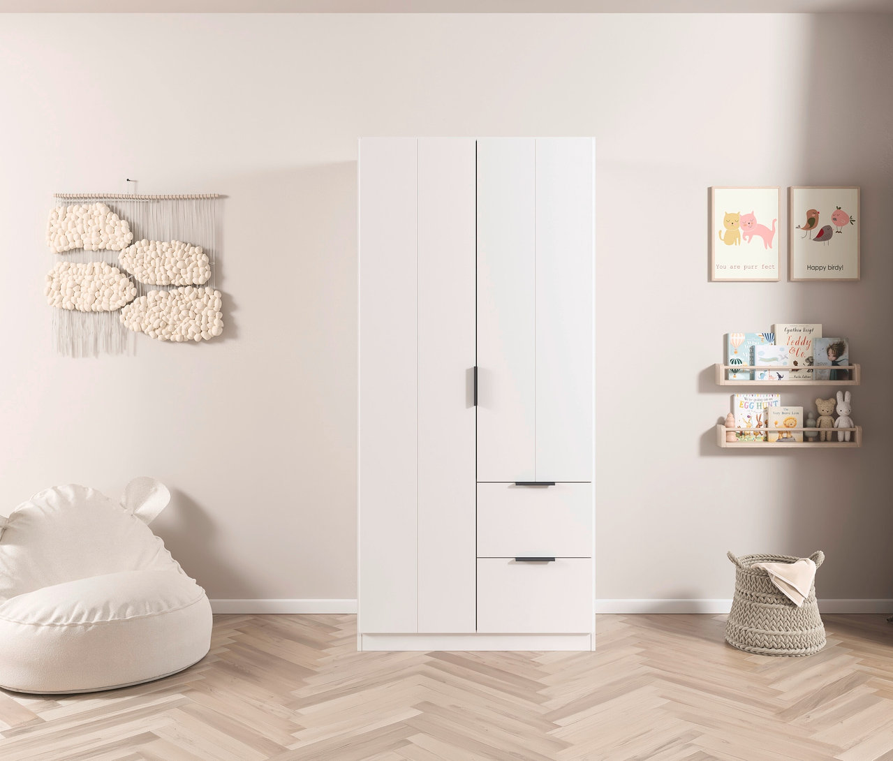 Weißer Kleiderschrank mit zwei Schubladen in einem Kinderzimmer. An der Wand hängen Dekorationen und Regale mit Büchern.