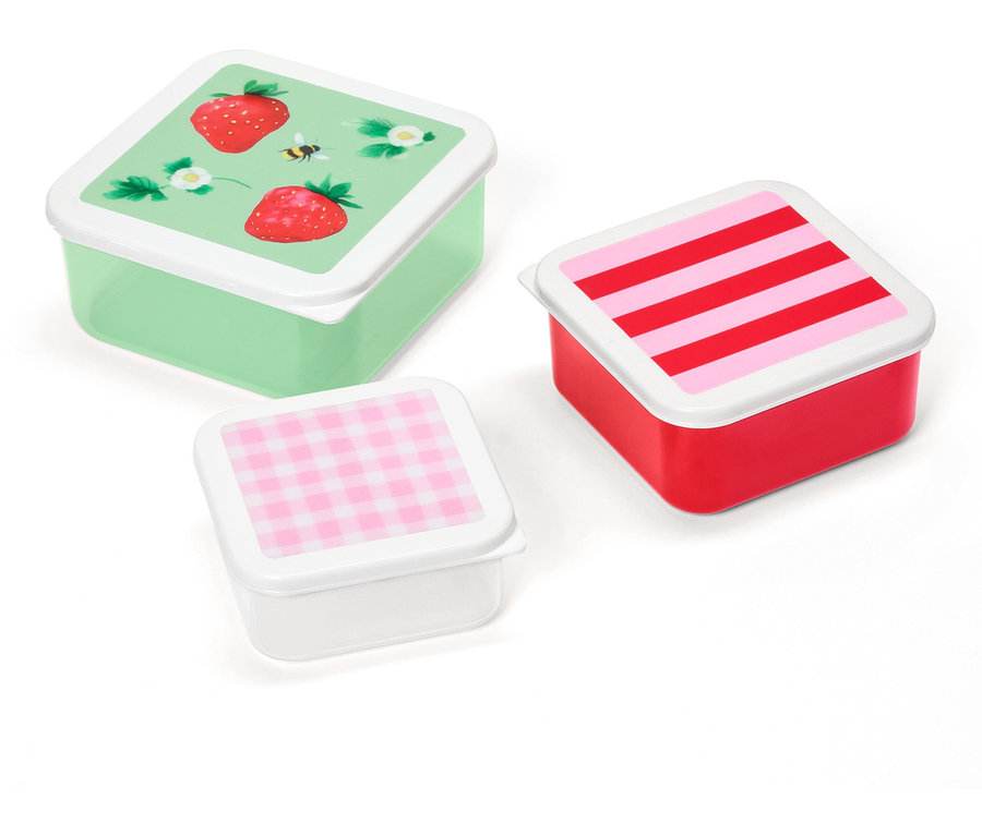 Drei quadratische Brotdosen mit verschiedenen Mustern auf den Deckeln: Erdbeeren, Streifen und Karomuster.