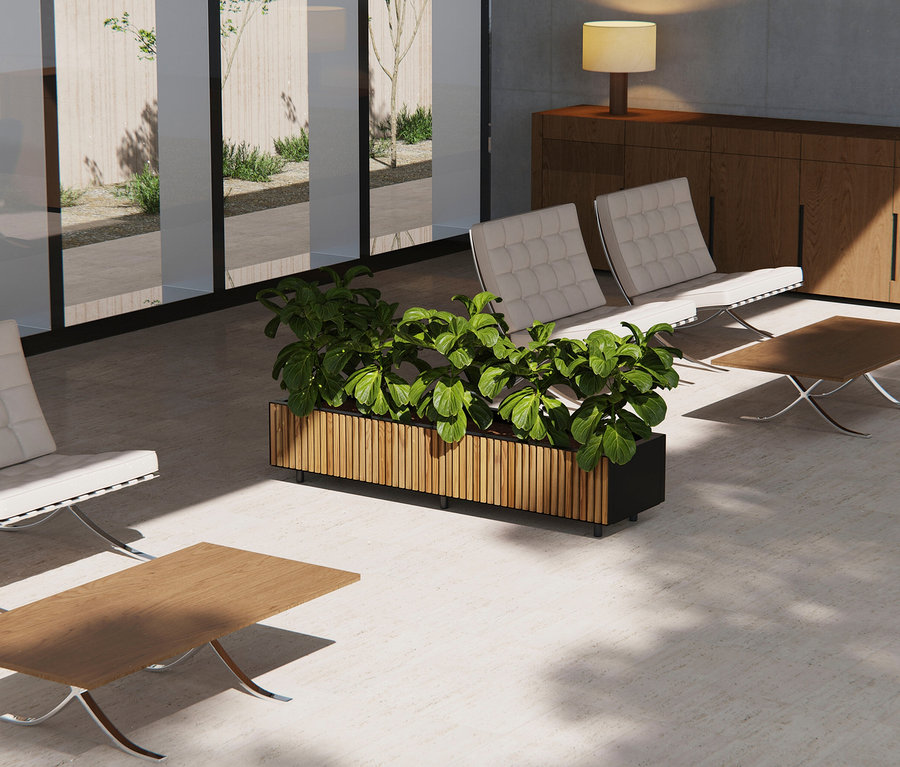Büro-Lounge-Bereich mit weißen Sesseln, Holztischen und einem Pflanzenkasten vor einem Fenster.
