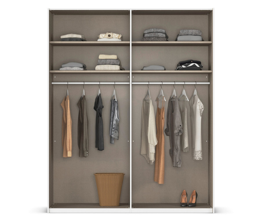 Offener Kleiderschrank mit Kleidung auf Kleiderbügeln, gefalteter Kleidung auf Regalen, einem Korb und Schuhen.